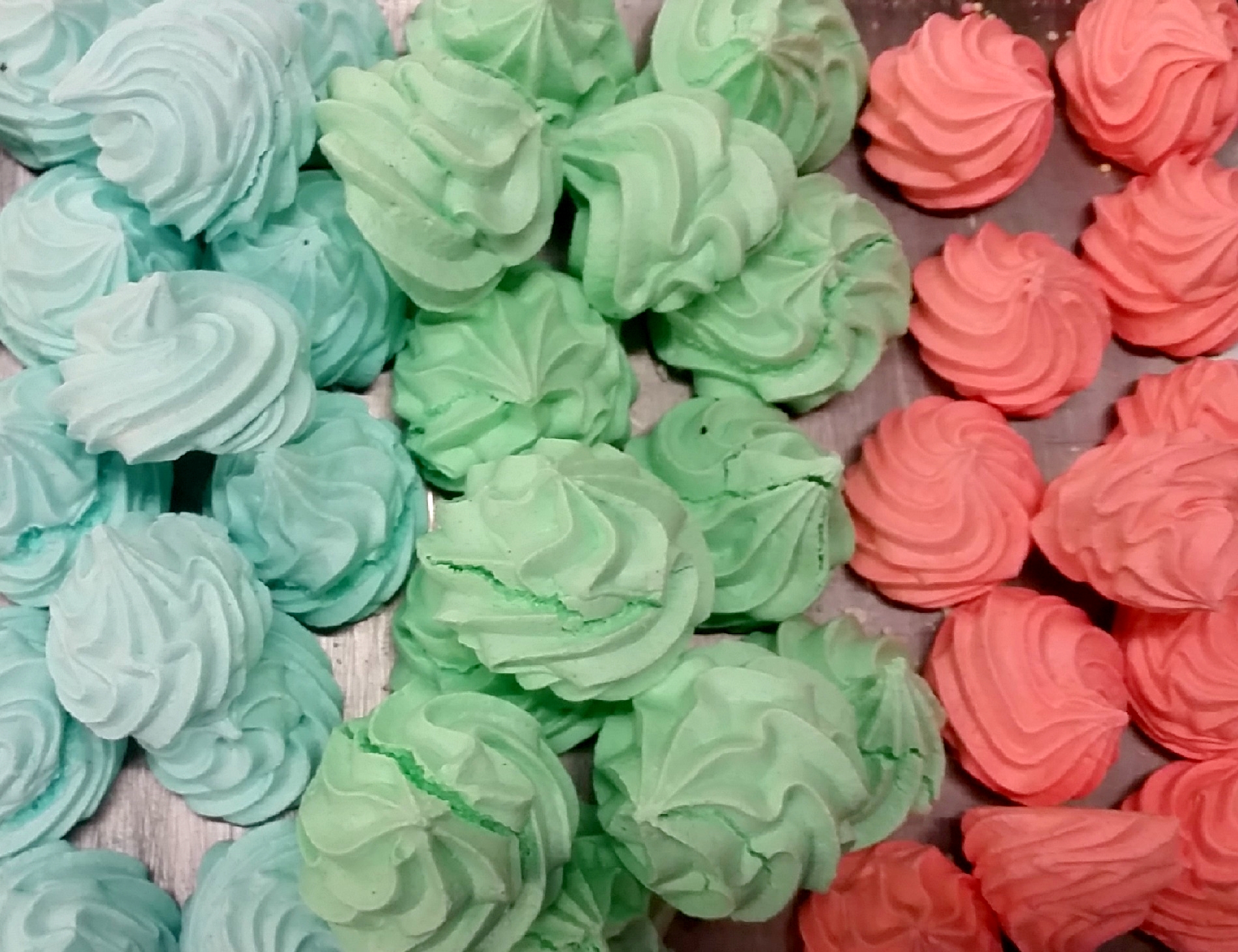 https://www.panificiopasticceriacentrale.com/wp-content/uploads/2018/10/Meringhe-colorate-Pasticceria-Centrale-Genova-Nervi.jpg